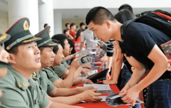 本科畢業(yè)大學(xué)生當(dāng)兵政策2021，機(jī)遇與挑戰(zhàn)并存，本科畢業(yè)大學(xué)生當(dāng)兵政策2021，機(jī)遇與挑戰(zhàn)并存解析