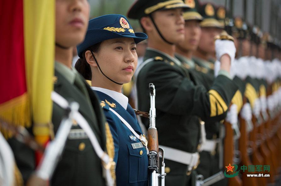 三軍儀仗隊(duì)女兵中隊(duì)，展現(xiàn)新時(shí)代巾幗英雄風(fēng)采，三軍儀仗隊(duì)女兵中隊(duì)，新時(shí)代巾幗英雄的風(fēng)采展現(xiàn)