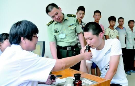男兵體檢的尷尬圖，理解與尊重的重要性，男兵體檢中的尊重與理解的必要性，尷尬瞬間的思考