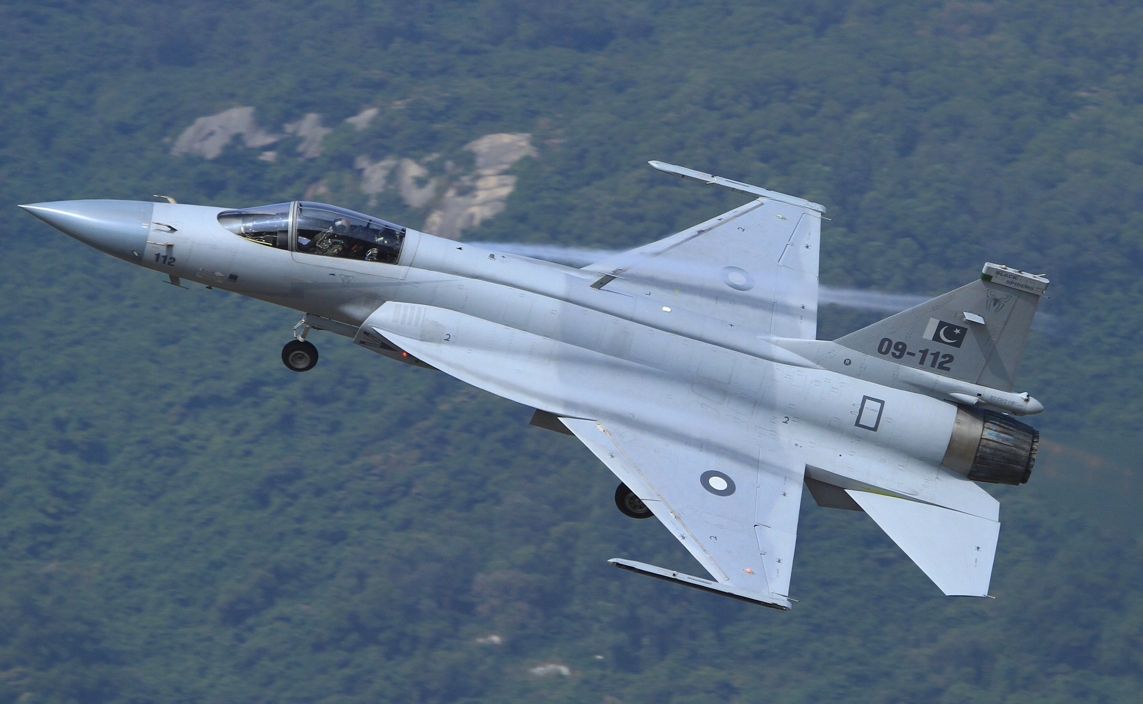 梟龍戰(zhàn)斗機圖片，展現(xiàn)中國空軍力量的驕傲，梟龍戰(zhàn)斗機風(fēng)采，中國空軍力量的驕傲圖片展示