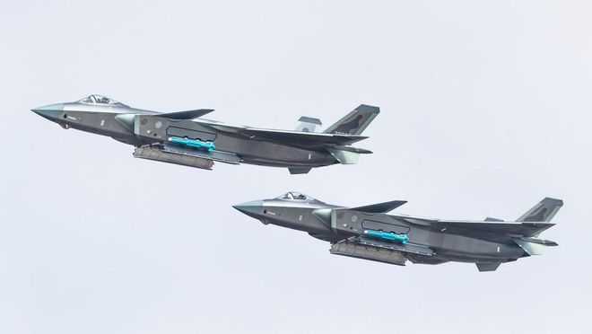 揭秘殲-20圖片，中國五代戰(zhàn)機的卓越風采，揭秘殲-20五代戰(zhàn)機卓越風采，戰(zhàn)機實拍圖展示中國力量