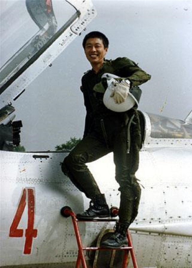 飛豹試飛員上半身被磨平圖片，英雄背后的艱辛與挑戰(zhàn)，飛豹試飛英雄，挑戰(zhàn)與艱辛背后的壯麗犧牲與榮耀瞬間