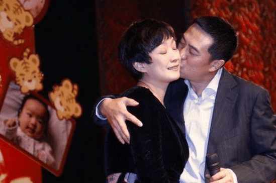 揭秘張嘉譯現(xiàn)任妻子身份，她是誰(shuí)？，張嘉譯現(xiàn)任妻子身份揭秘，她究竟是誰(shuí)？