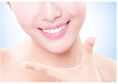 牙齒冷光美白需要多少錢？全面解析費(fèi)用因素及注意事項(xiàng)，牙齒冷光美白費(fèi)用全解析，價(jià)格、因素與注意事項(xiàng)