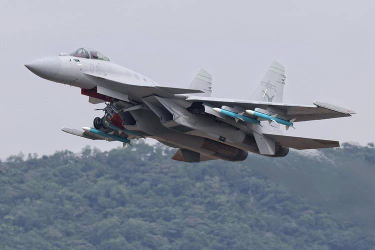殲-15T，新一代艦載戰(zhàn)斗機的優(yōu)勢與挑戰(zhàn)，殲-15T新一代艦載戰(zhàn)斗機的優(yōu)勢與挑戰(zhàn)解析