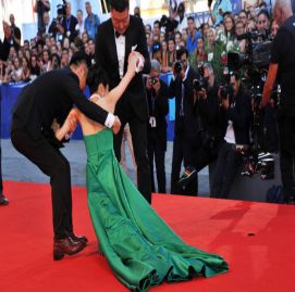 韓國女星走紅毯意外摔倒，背后的故事與啟示，韓國女星走紅毯意外摔倒背后的故事與反思