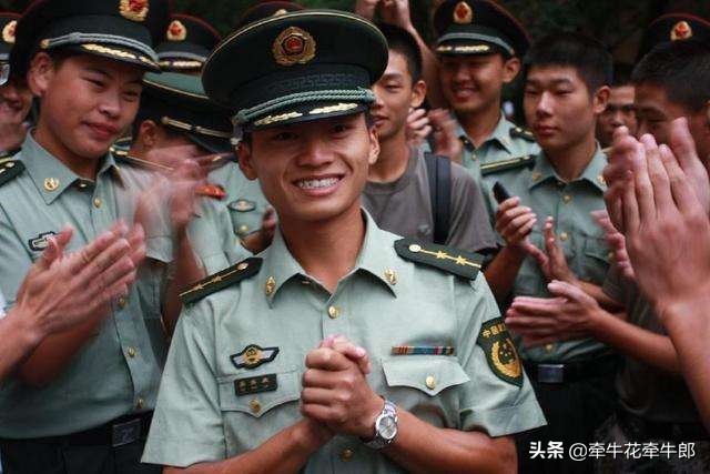 當(dāng)兵，大一去還是大二去好？，關(guān)于大學(xué)生入伍時(shí)機(jī)，大一去當(dāng)兵還是大二去當(dāng)兵？