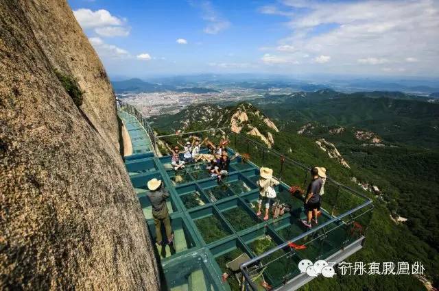 丹東鳳凰山玻璃棧道，穿越山林，體驗極致驚險之旅，丹東鳳凰山玻璃棧道，山林穿越的驚險之旅