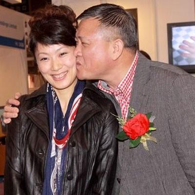 揭秘萬梓良的老婆是誰？一探究竟，揭秘萬梓良的老婆身份，一探背后真相