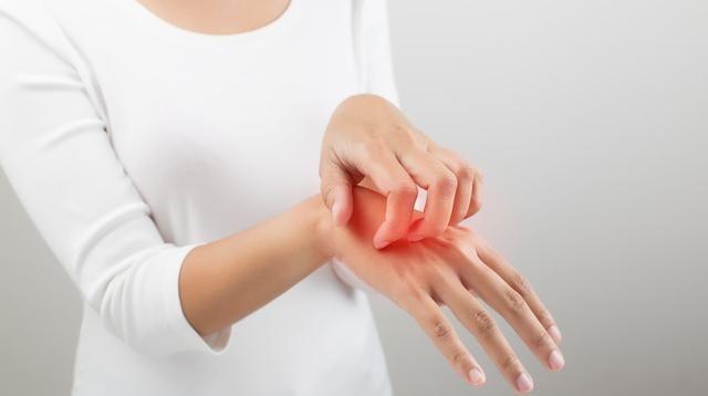 為什么蕁麻疹總是在晚上發(fā)作？深度解析蕁麻疹夜間發(fā)作的原因，蕁麻疹夜間頻發(fā)的原因探究，深度解析發(fā)作機制與影響因素