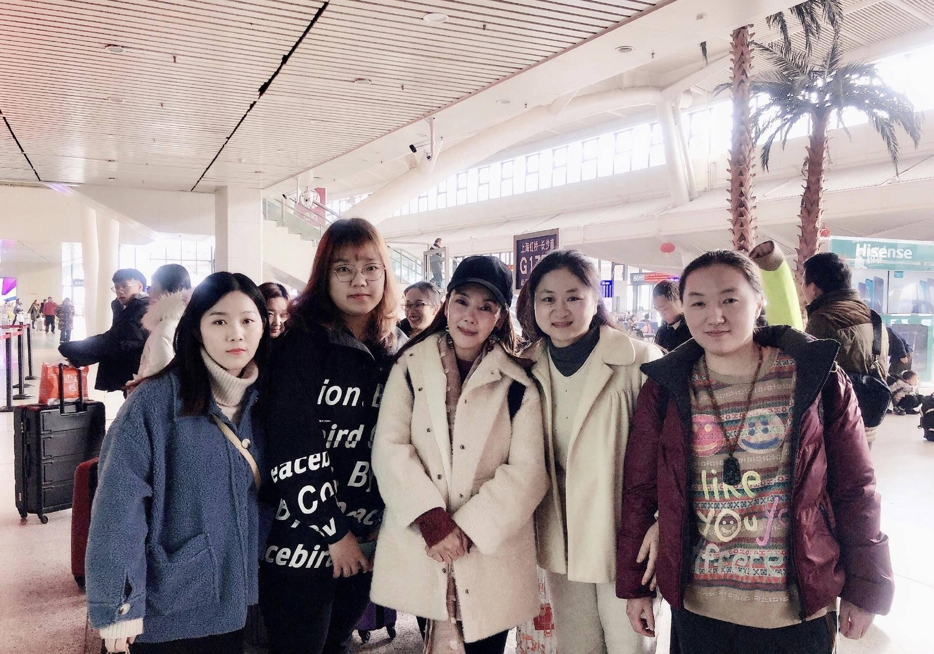 辛?xí)早髻Y料簡(jiǎn)介，音樂(lè)世界的璀璨明星，辛?xí)早?，音?lè)界的璀璨明星